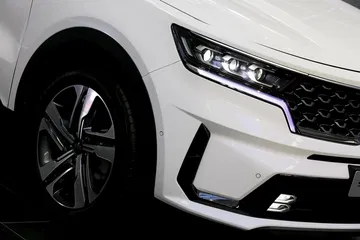 Visión cercana de llanta y faros delanteros del Kia Sorento.