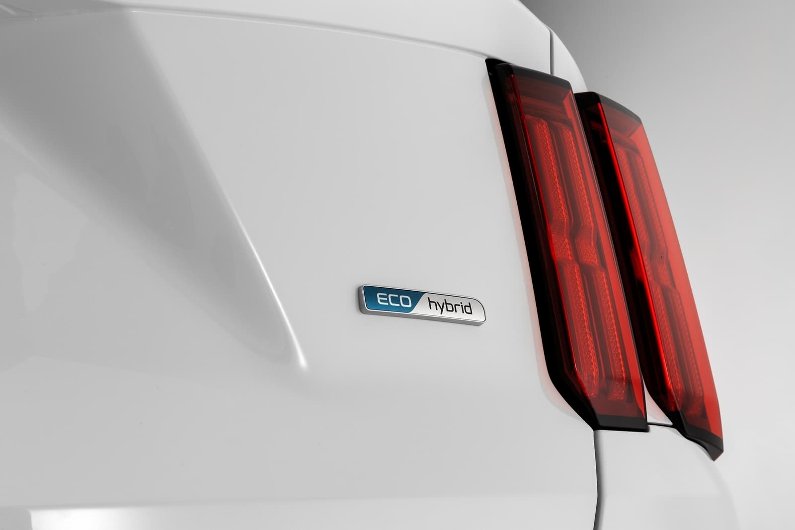 Vista del emblema 'Eco Hybrid' en Kia Sorento, detalle moderno.