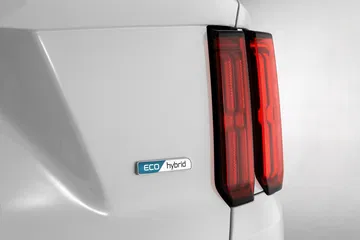 Vista cercana de la luz trasera LED del Kia Sorento con emblema híbrido.