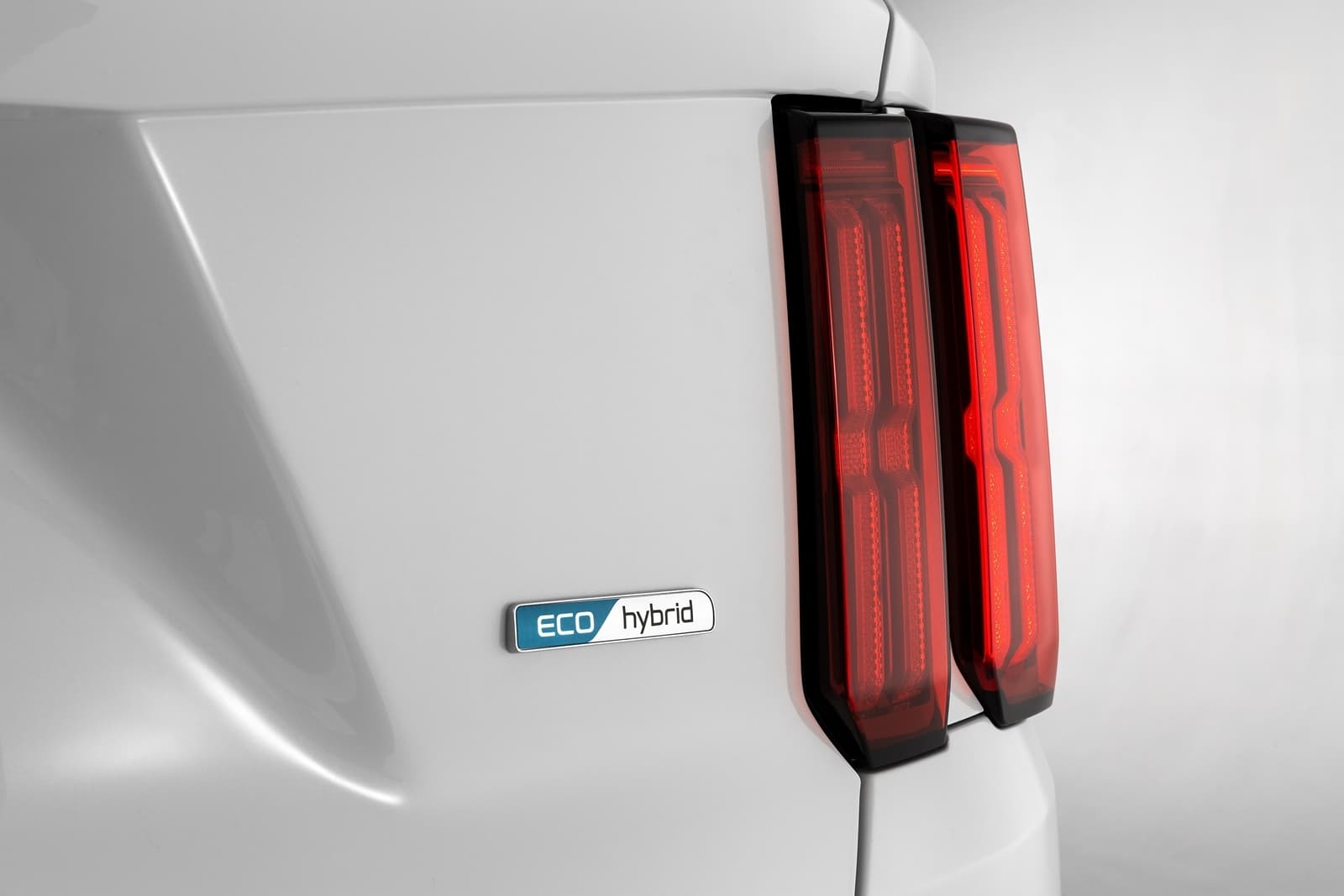 Vista cercana de la luz trasera LED del Kia Sorento con emblema híbrido.