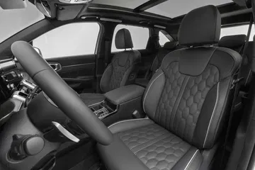 Vista lateral de los asientos de cuero del Kia Sorento, destacando su elegancia y confort.