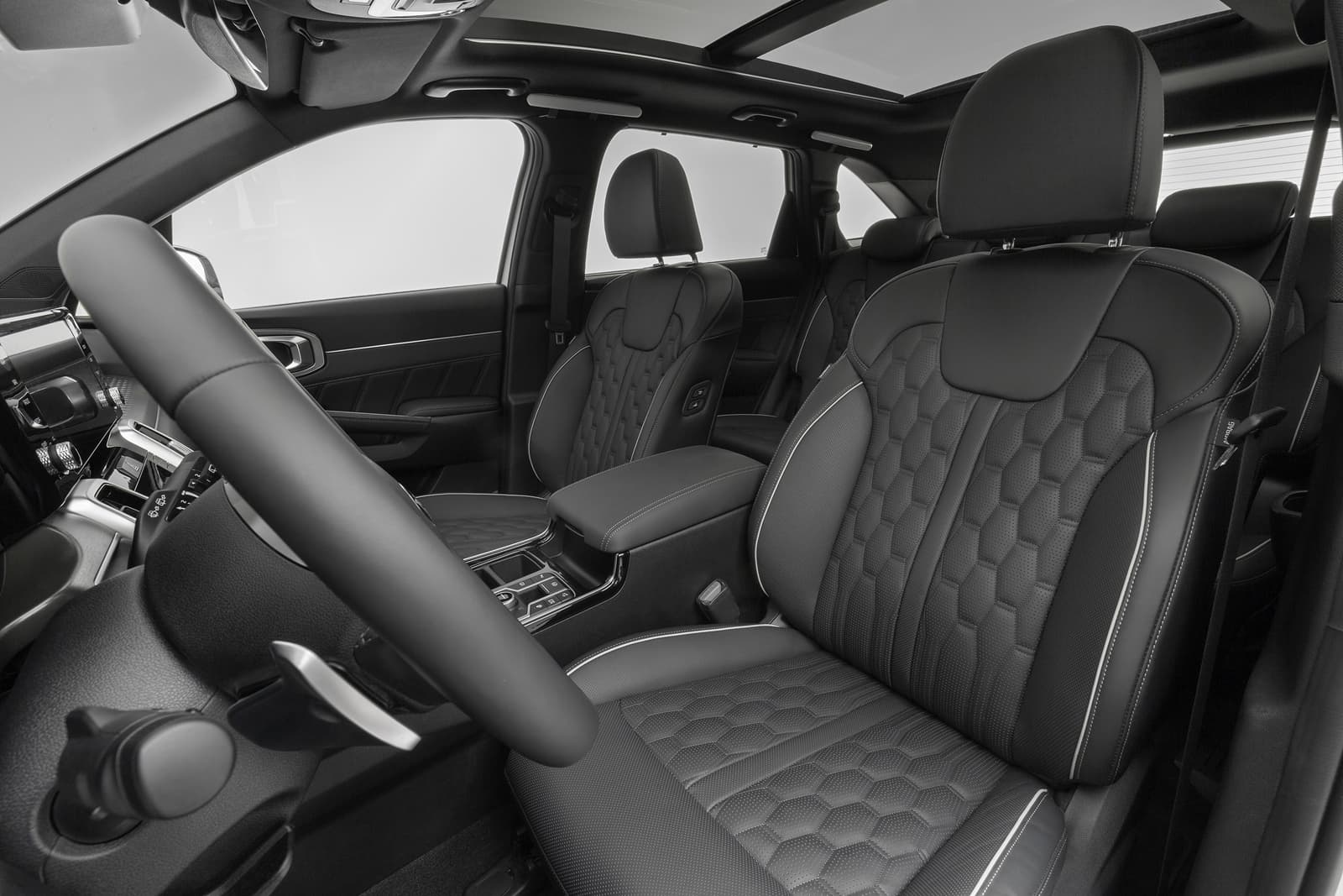 Vista lateral de los asientos de cuero del Kia Sorento, destacando su elegancia y confort.