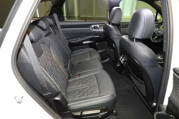 Vista lateral de los asientos del Kia Sorento, destacando su tapicería y espacio