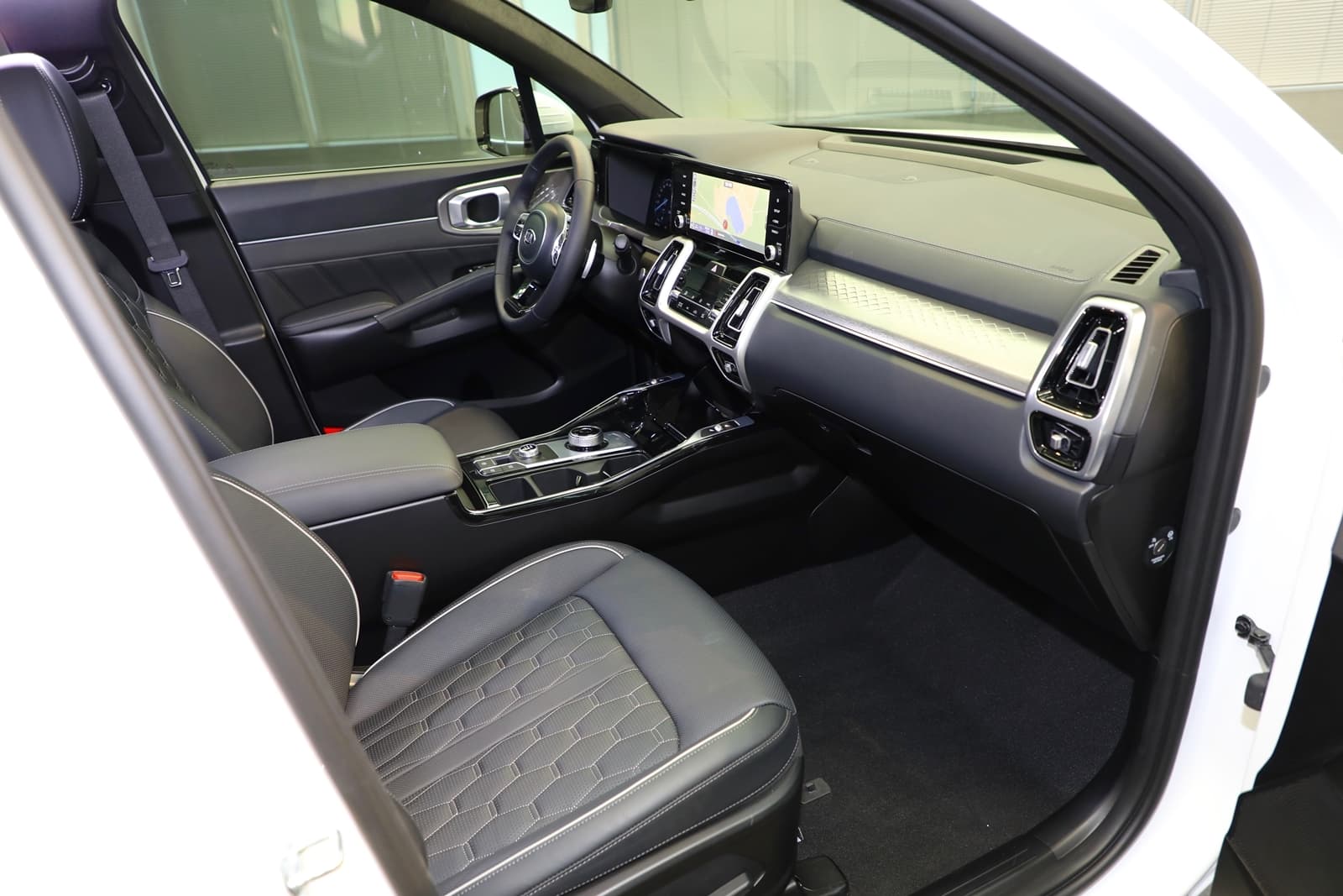 Vista lateral del habitáculo del Kia Sorento, resaltando diseño y ergonomía.