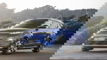 Vista lateral del Kia e-Soul, destacando su línea dinámica y diseño moderno.