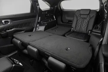 Asientos traseros abatidos del Kia Sorento, aumentando la capacidad de carga.