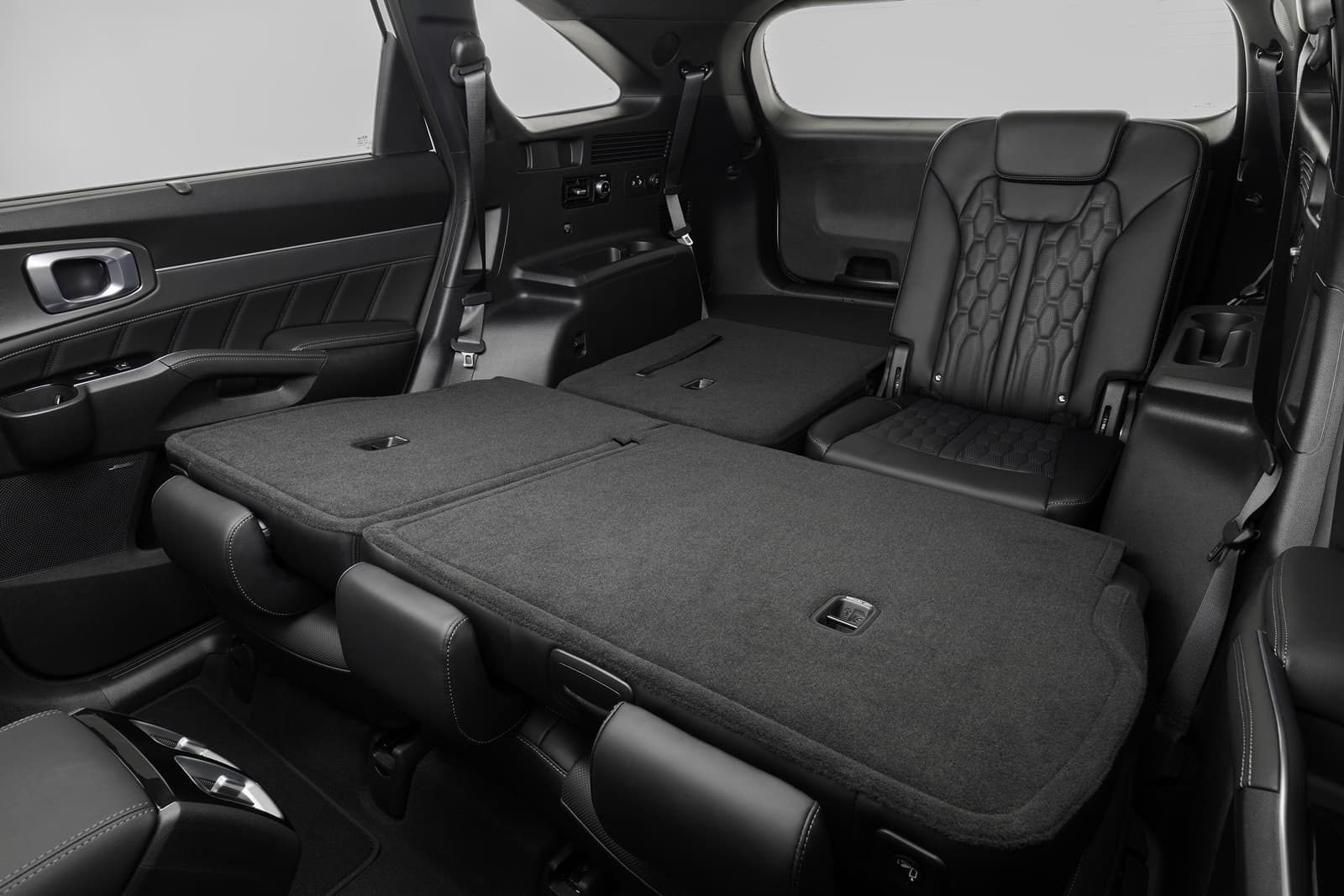 Asientos traseros abatidos del Kia Sorento, aumentando la capacidad de carga.