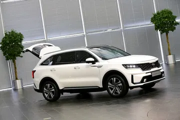 Vista lateral del Kia Sorento, destacando su línea y diseño aerodinámico.