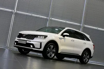 Vista lateral que destaca el diseño dinámico del Kia Sorento.