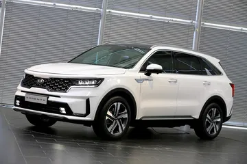 Vista lateral del Kia Sorento que muestra su diseño y líneas.