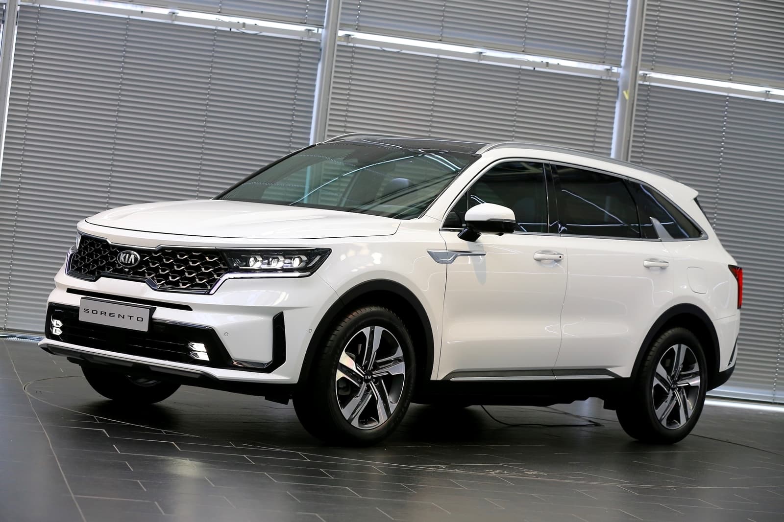 Vista lateral del Kia Sorento que muestra su diseño y líneas.