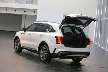 Vista trasera lateral del Kia Sorento con maletero abierto mostrando capacidad de carga.