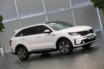 Vista lateral del Kia Sorento mostrando su diseño elegante y dinámico.