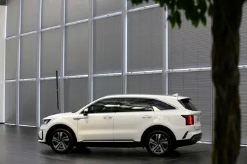 Vista lateral del Kia Sorento mostrando su perfil dinámico y urbano.
