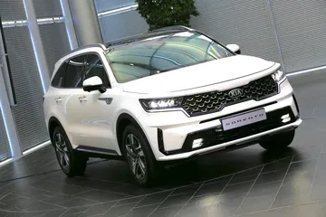 Vista angular delantera del Kia Sorento resaltando su diseño robusto y moderno.