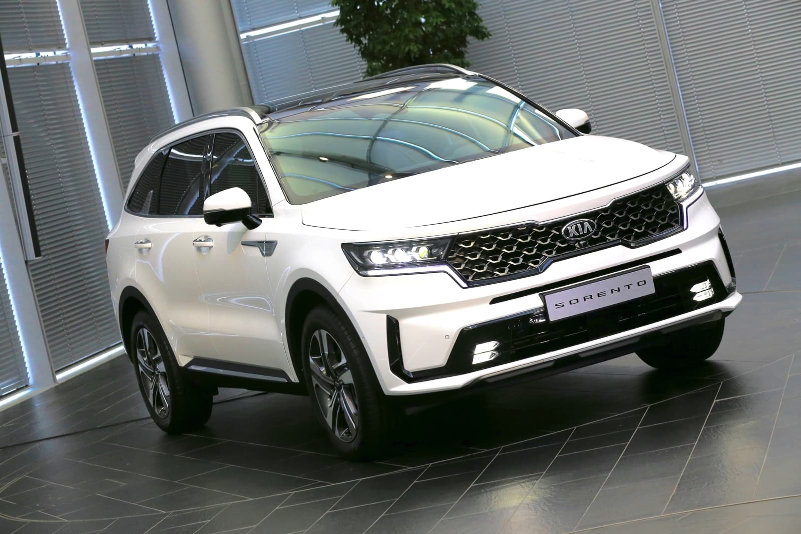 Vista angular delantera del Kia Sorento resaltando su diseño robusto y moderno.
