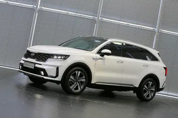 Vista lateral del Kia Sorento destacando su perfil y diseño de llantas.