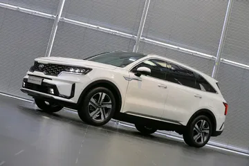 Vista lateral Kia Sorento resaltando su diseño aerodinámico.