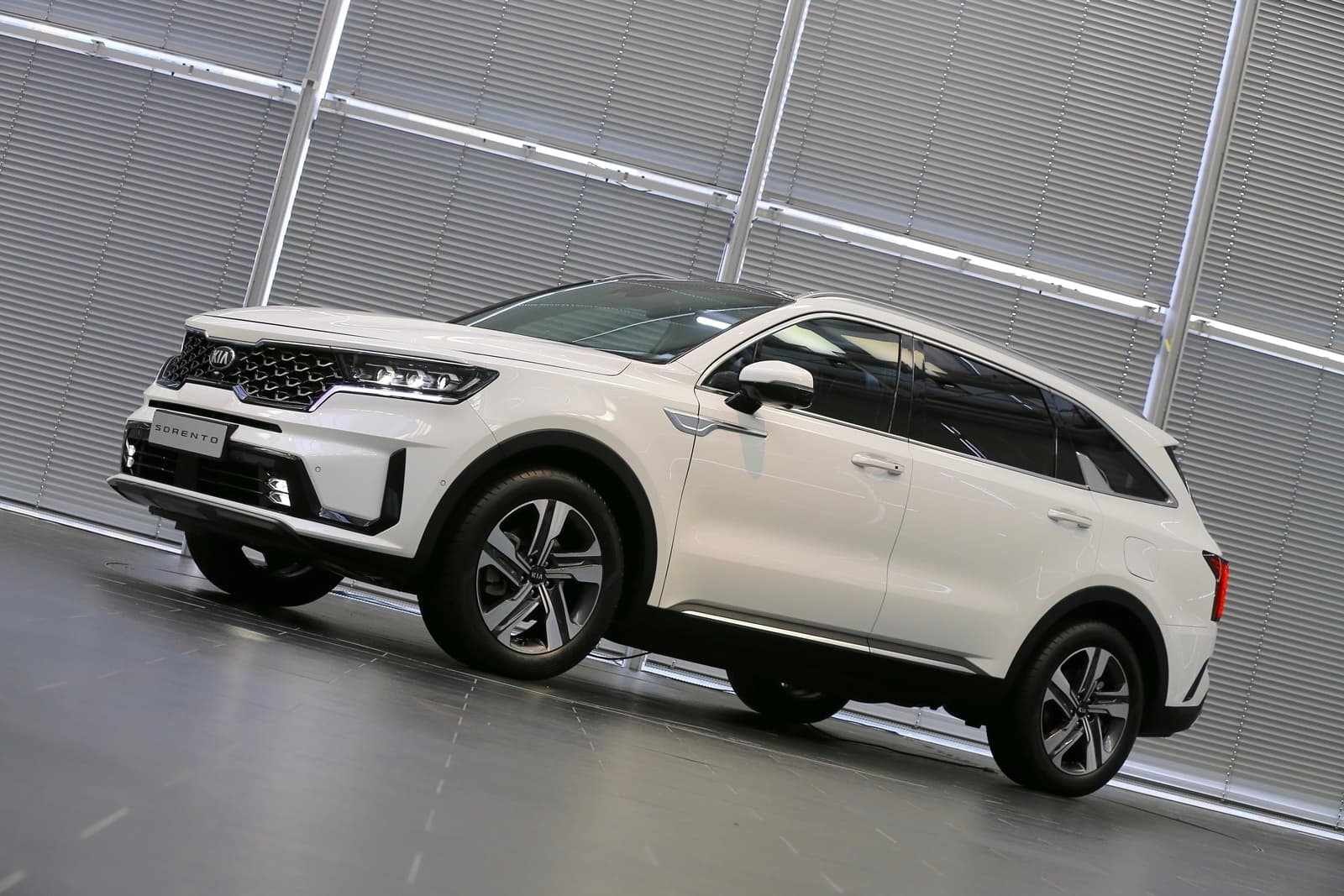 Vista lateral Kia Sorento resaltando su diseño aerodinámico.