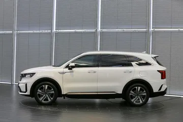 Perfil lateral del Kia Sorento destacando su diseño dinámico y robustez.