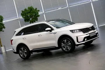 Vista lateral de un Kia Sorento mostrando su diseño aerodinámico y llantas de aleación.