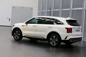 Vista lateral del Kia Sorento destacando su línea y diseño