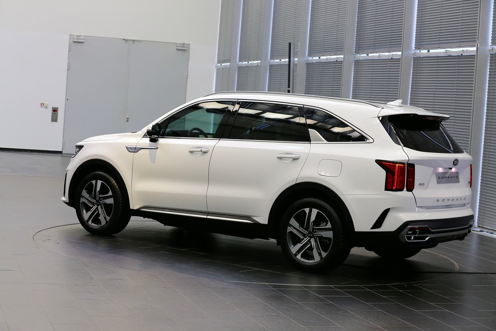 Vista lateral del Kia Sorento destacando su línea y diseño