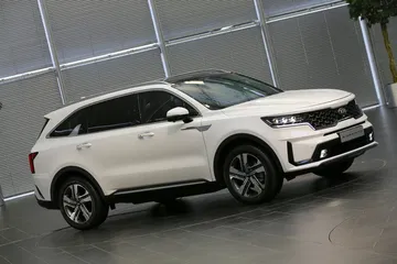 Vista lateral del Kia Sorento que muestra su línea aerodinámica y robusta.