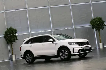 Vista lateral del Kia Sorento que resalta su línea aerodinámica.