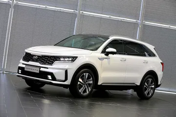 Vista lateral del Kia Sorento destacando su diseño y líneas dinámicas.