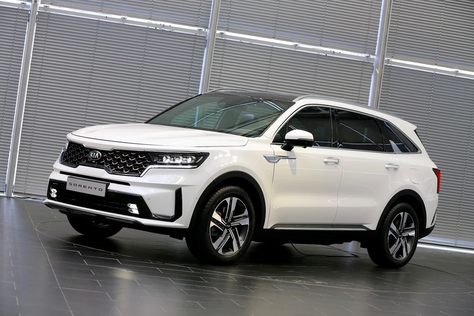 Vista lateral del Kia Sorento destacando su diseño y líneas dinámicas.