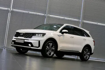 Vista lateral del Kia Sorento destacando su perfil y llantas elegantes.