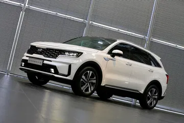 Vista lateral del Kia Sorento destacando su línea dinámica y robusta.