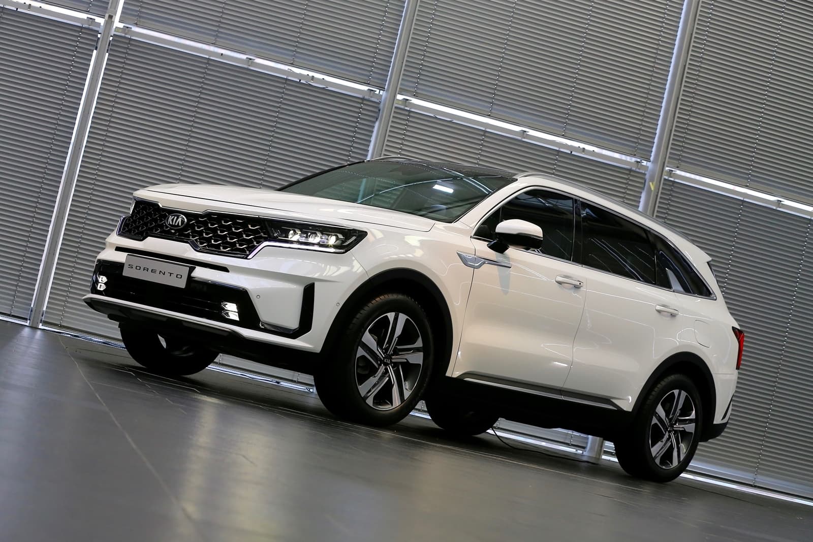 Vista lateral del Kia Sorento destacando su línea dinámica y robusta.