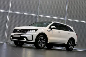 Vista lateral del Kia Sorento destacando su diseño aerodinámico y llantas elegantes.