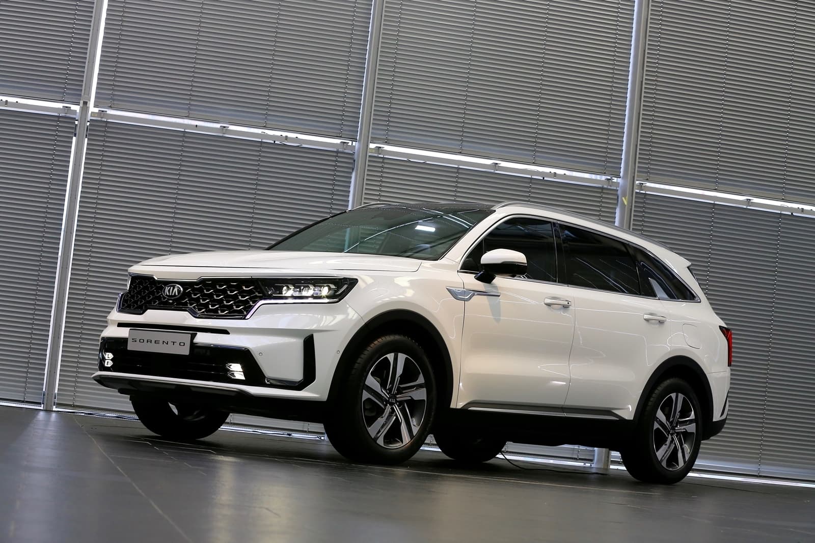Vista lateral del Kia Sorento destacando su diseño aerodinámico y llantas elegantes.