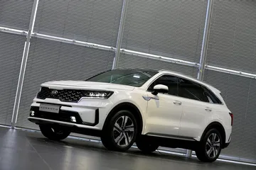 Vista lateral del Kia Sorento destacando su diseño y llantas.