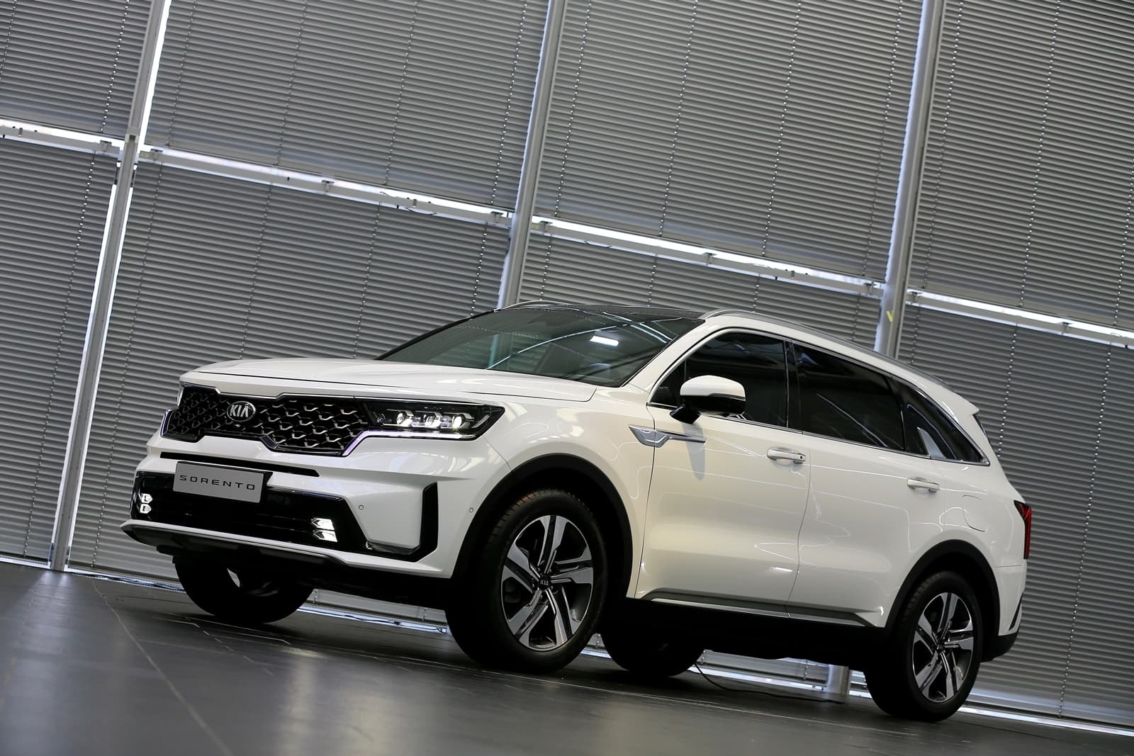 Vista lateral del Kia Sorento destacando su diseño y llantas.