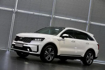 Vista lateral del Kia Sorento mostrando su diseño robusto y elegante.