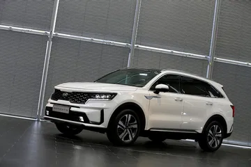 Vista lateral del Kia Sorento que muestra su diseño robusto y líneas modernas