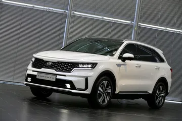 Vista lateral del Kia Sorento mostrando su línea y diseño.