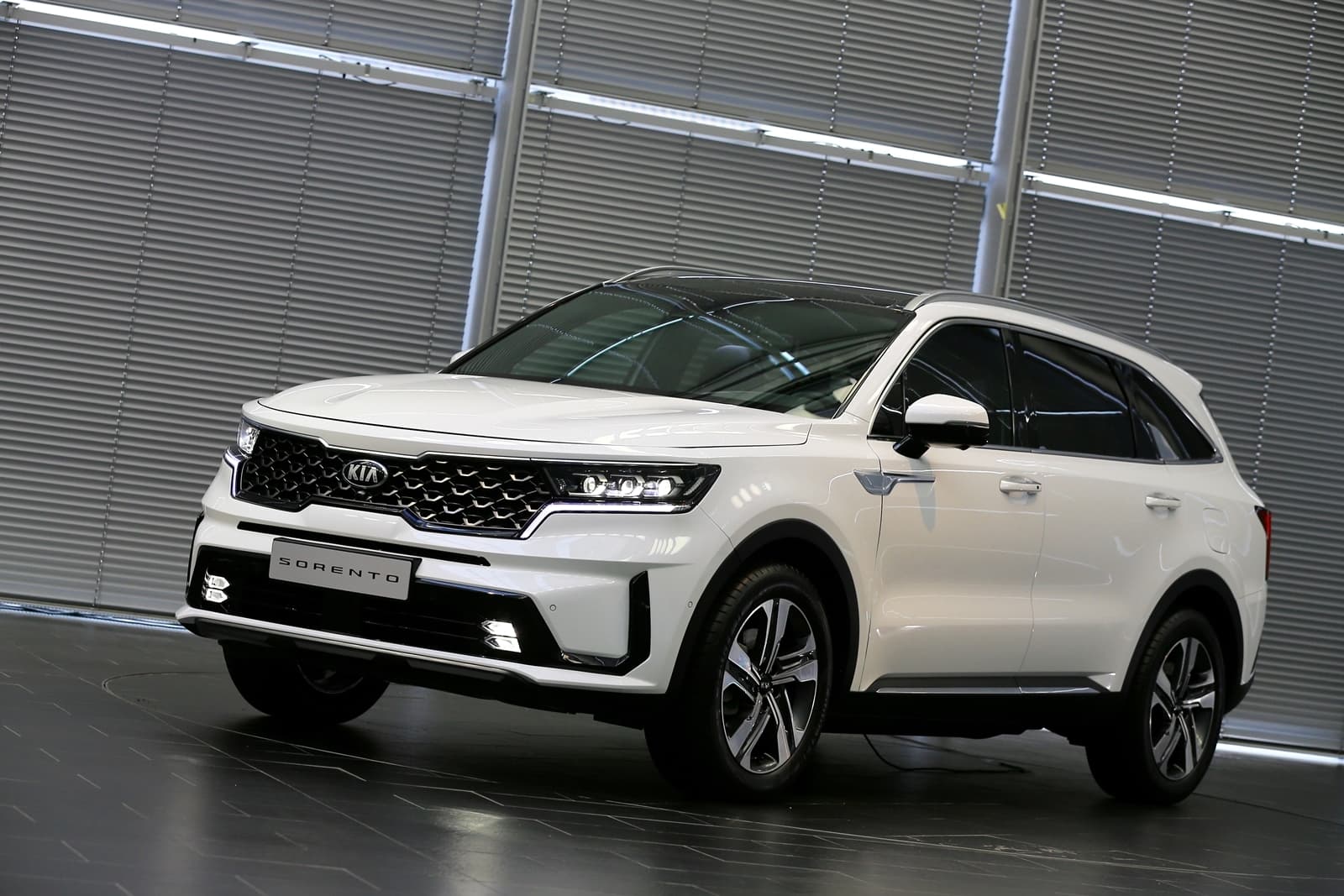 Vista lateral del Kia Sorento mostrando su línea y diseño.