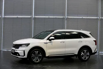 Vista lateral del Kia Sorento resaltando su diseño y líneas.