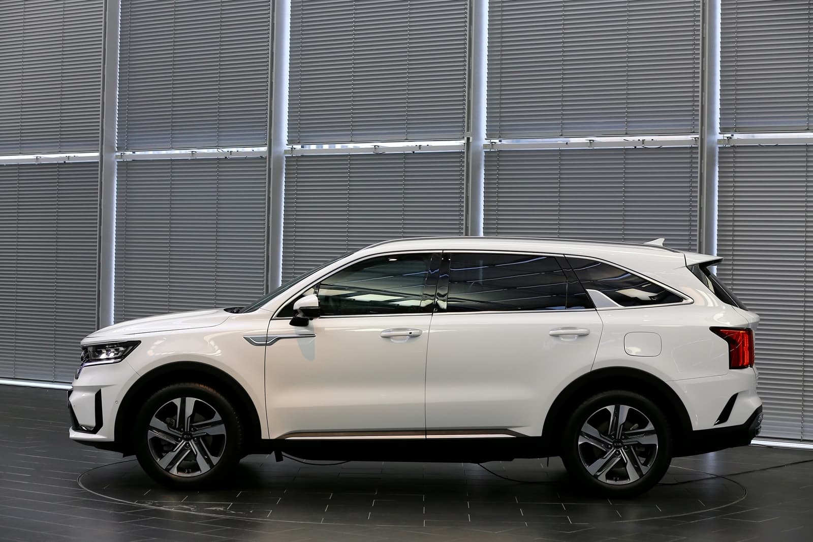 Vista lateral de un Kia Sorento que muestra su diseño aerodinámico y estilizado.