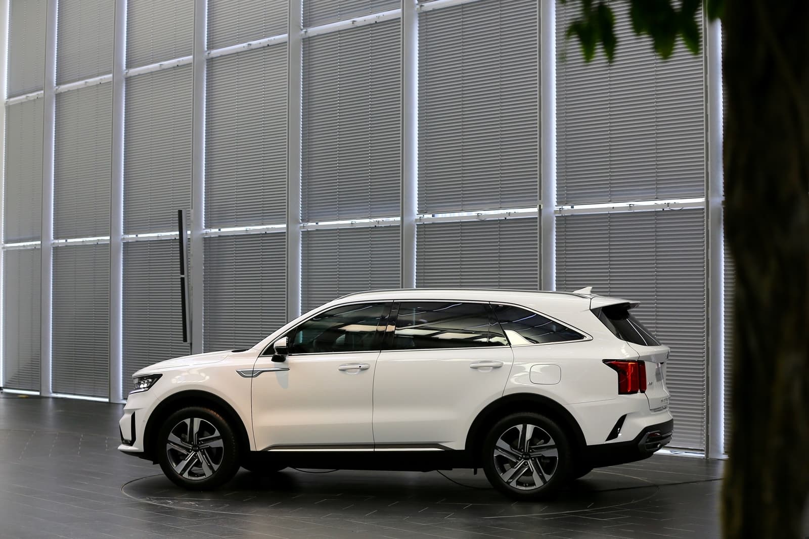 Vista lateral del Kia Sorento exhibiendo su diseño aerodinámico y llantas distintivas.