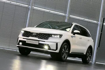 Kia Sorento capturado en movimiento, perfil lateral resaltando su diseño moderno