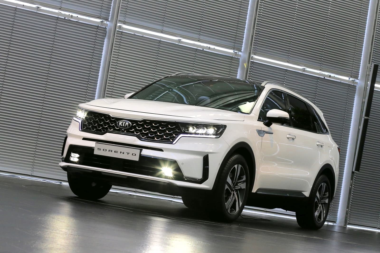 Kia Sorento capturado en movimiento, perfil lateral resaltando su diseño moderno