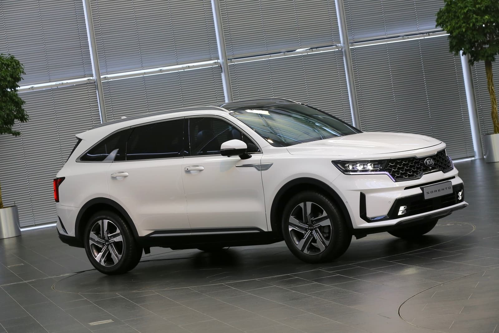Vista lateral del Kia Sorento en movimiento, destacando su diseño robusto y moderno.