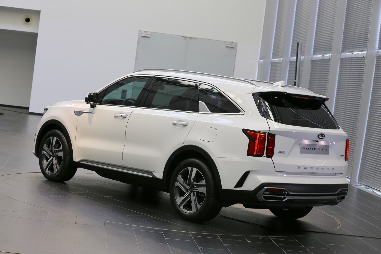 Vista trasera y lateral del Kia Sorento destacando su diseño robusto.