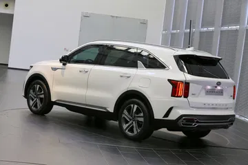 Vista trasera y lateral del Kia Sorento, mostrando su linea y diseño robusto.